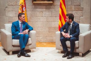 2023년 12월 페레 아라뇨네스 카탈루냐 대통령과 함께 있는 산체스