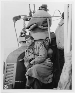 1944년 1월 22일 안치오 상륙 작전 6일 후 안치오 해변 교두보 근처로 그를 태운 PT 보트에서 해안선을 바라보는 마크 W. 클라크 중장.