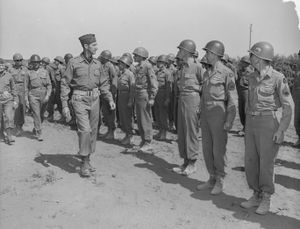 1944년 6월 로마 해방 직후 제2군단의 제34보병사단 대원들을 시찰하는 마크 W. 클라크 중장.