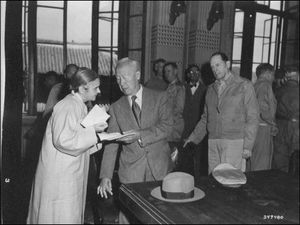 1951년 9월 29일, 서울 수복 기념식에서 이승만과 이야기하고 있는 프란체스카.