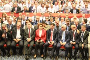 악셰네르를 포함한 MHP 반대파들이 임시당대회를 개최하는 모습. 결국 법원에 의해 무효화되었다.