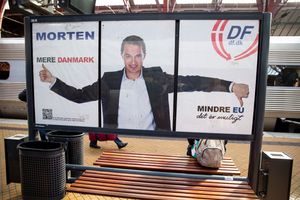 2014년 유럽 의회 선거 당시 코펜하겐 중앙역(Copenhagen Central Station)에 게시된 선거 포스터. 당시 덴마크인민당(Dansk Folkeparti)이 최대 정당이 되었고, 메서슈미트(Messerschmidt)는 덴마크 선거 사상 최다 득표를 기록했다.