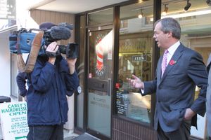 2012년 베이싱스토크(Basingstoke)에 있는 UKIP 사무소 개소식에서 패러지