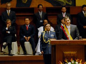라파엘 코레아가 에콰도르 대통령 취임사를 하는 모습