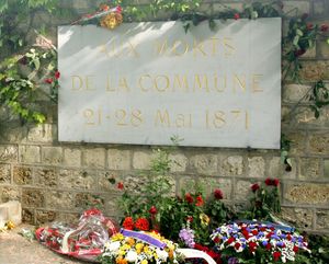 페르 라셰즈 묘지에 코뮌 희생자들을 기리는 기념비