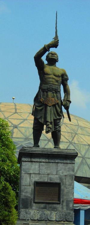 자카르타 타만 미니 인도네시아 인다에 있는 통신 박물관 앞의 가자 마다 동상. 인도네시아 최초의 통신 위성인 팔라파는 팔라파 선서에서 이름을 따왔다.