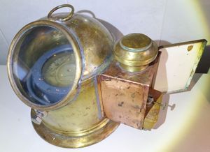 추가 심지 칸이 있는 그리스 해양 액체 나침반.