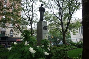 뉴욕시 맨해튼의 단테 공원에 있는 단테 동상