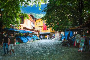 부르사 근처의 쿠말리크즈크 마을은 유네스코 세계유산으로 오스만 제국 시대의 역사적인 주택들이 있다.