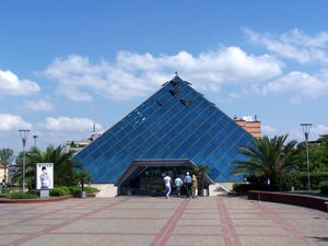 자페르 플라자 AVM 쇼핑 센터의 유리 피라미드 입구