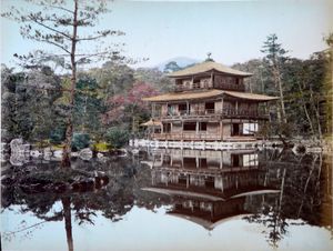 1885년의 금각사 모습을 그린 사진. 시간이 지나면서 금박이 벗겨지고 있다.