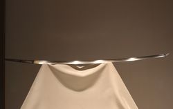  (칼 몸체의 예) 타치명 운쇼 가마쿠라 시대 중요문화재 도쿄국립박물관 소장.운쇼는 비젠국의 도공. 칼끝은 흔히 볼 수 있는 가마쿠라 시대의 타치 모습이다.