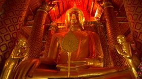 19m 높이의 금박을 입힌 앉아있는 부처상이 있는 왓 프라난 청. 1324년에 건립된 이 사원은 1351년으로 알려진 아유타야 건설 시기보다 앞선다.