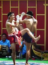 전통적인 몽콘과 프라 지앗을 착용한 무에타이 선수들