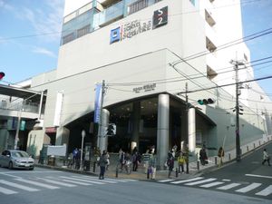 아오바다이역 서쪽 출구 (2011년 11월 26일)