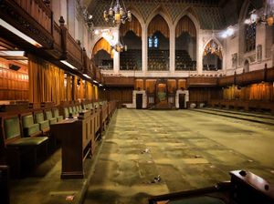 2018년 12월, 개조를 위해 책상이 치워진 본회의장