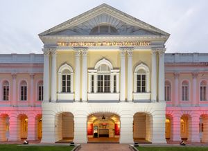 1827년에 건립된 구 의회 의사당은 싱가포르에서 가장 오래된 현존하는 정부 건물로, 1954년부터 1999년까지 싱가포르 의회가 사용했다.