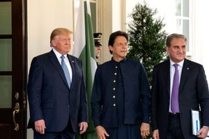 2019년 칸(중앙), 외무장관 샤 메흐무드 쿠레시(우측), 미국 대통령 도널드 트럼프(좌측)