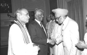 1991년 뉴델리에서 주그노트(가운데), 인도 총리 P. V. 나라심하 라오 (왼쪽) 및 재무 장관 만모한 싱 (오른쪽)