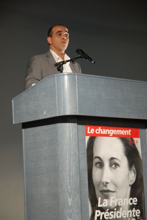 2007년 4월 13일 툴루즈에서 세골렌 로열의 2007년 대통령 선거 출마를 지지하며 ACTA에 대한 유럽 의회의 보고자인 카데르 아리프