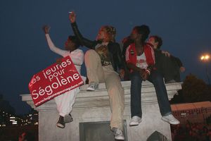 세골렌 루아얄 지지 청년들이 니콜라 사르코지에 반대하며 시위를 벌였다.