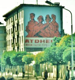 1978년에 촬영된 선전물: 조국은 모든 국민에 의해 수호된다.