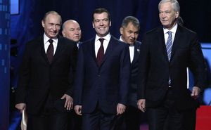 2009년 제11차 러시아 통합 러시아당 전당대회에서 당시 당 대표였던 블라디미르 푸틴과 유리 루즈코프, 드미트리 메드베데프, 세르게이 쇼이구, 보리스 그리즐로프