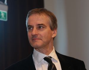 2014년부터 노동당 대표이며, 2021년부터 노르웨이 총리인 요나스 가르 스퇴레