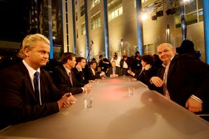 2006년 네덜란드 총선 직전 최종 텔레비전 토론회에서 다른 정치인들과 함께 있는 헤이르트 빌더스(왼쪽)