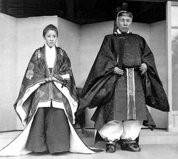 다이쇼 천황의 즉위식에 참석한 오쿠마 시게노부와 아야코 부부