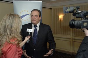 2008년 유럽인민당 정상회의에서 인터뷰하는 코스타스 카라만리스