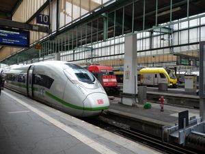 슈투트가르트 중앙역의 ICE 고속열차, Intercity 열차, Go-Ahead 지역 열차
