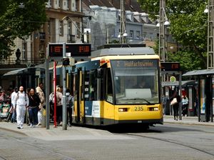 카를스루에 중앙역 앞의 트램