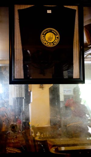 2008년 11월 뭄바이 레오폴드 카페에 남은 총탄 자국