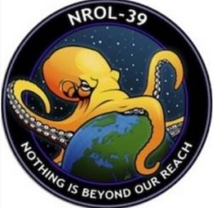 미국 국가정찰국(National Reconnaissance Office)을 긴 팔을 가진 문어로 묘사한 NROL-39 임무 패치