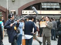 신바시역(新橋駅) 서쪽 출구 앞 광장에서 TV 취재진의 인터뷰에 응하는 비즈니스맨(2008년 9월 15일)