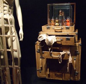 선물로 자주 구매되는 고급 향수는 주는 사람과 받는 사람 사이의 관계를 상징하기 때문에 높은 관여도를 보이는 구매 결정의 예시다.