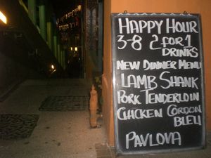 해피 아워와 같은 판촉 행사는 소비자의 즉각적인 구매를 유도하는 행동 촉구의 한 예이다.