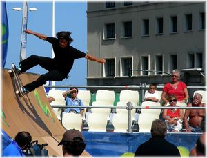 공통의 관심사를 가진 사람들, 예를 들어 스케이터나 인라인 스케이터들은 서브컬처라고 알려진 비공식적인 집단을 형성하는 경향이 있다.