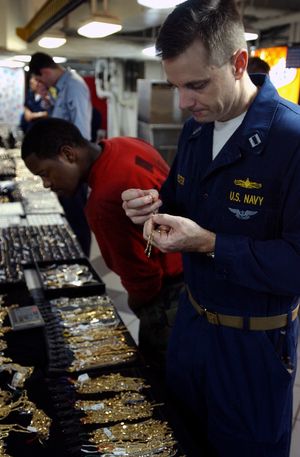 잠재적 구매자는 고가의 금 목걸이를 구매하기 전에 상품을 신중하게 검사한다.