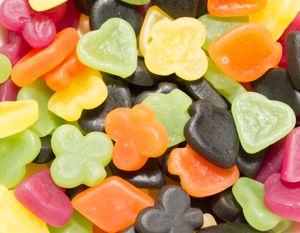 사탕을 먹는 즉각적인 즐거움은 종종 장기적인 건강식 선택의 이점보다 더 크다.