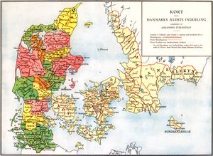 바이킹 시대 때 확장 이전의 덴마크인들의 영역 범위. 데인인 부족들이 자신들의 영역을 "헌드레드" (붉은 색 선으로 표시된 것)로 언제 나눴는지는 밝혀지지 않았다.