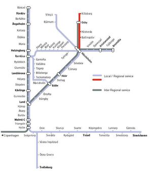 스칸지아 내 모든 지역, 광역 및 광역 간 철도 서비스(2018). 총 72개 역에 서비스가 제공되며, 주간에는 시간당 최소 한 대의 열차가 각 방향으로 운행된다. 많은 역(특히 서부)은 이보다 훨씬 더 나은 서비스를 제공한다. 가장 혼잡한 구간은 힐리에(말뫼)와 룬드 사이이다.