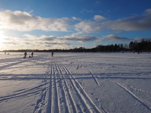 특히 추운 겨울에는 발트해 연안 지역이 걸어 다니거나 스키를 탈 수 있을 정도로 두꺼운 얼음으로 얼어붙는다.