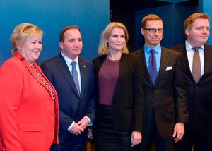 왼쪽부터 노르웨이의 에르나 솔베르그 총리, 스웨덴의 스테판 뢰벤 총리, 덴마크의 헬레 토르닝-슈미트 총리, 핀란드의 알렉산데르 스투브 총리, 귄뢰이그손(2014년 10월 27일)