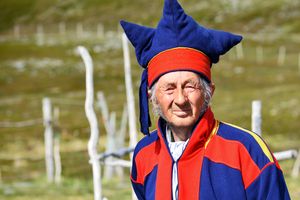 노르웨이 호닝스보그(Honningsvåg)의 사미족 남성. 전통 의상인 가크티(Gákti)를 착용하고 있다.