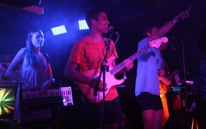 외국 배경을 가진 아이슬란드의 유명인인 운슈테인 마누엘 스테판손(Unnsteinn Manuel Stefánsson)은 레트로 스테프손과 함께 연주하고 있다.