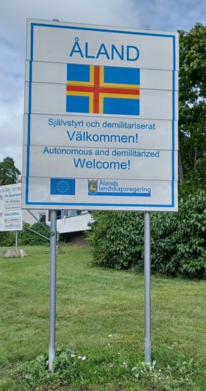 마리에함의 공공 표지판에 표시된 올란드 제도의 지위