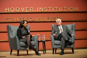 2018년 1월 후버 연구소 포럼에 참석한 콘돌리자 라이스와 렉스 틸러슨