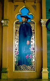 성 토마스 사도 할리우드 감리교회의 이 제대 장식은 여러 교파에 걸친 다미앵 신부에 대한 존경심을 보여줍니다.